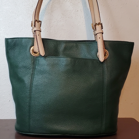 Beautiful Emerald Michael Kors - Picture 1 of 12
